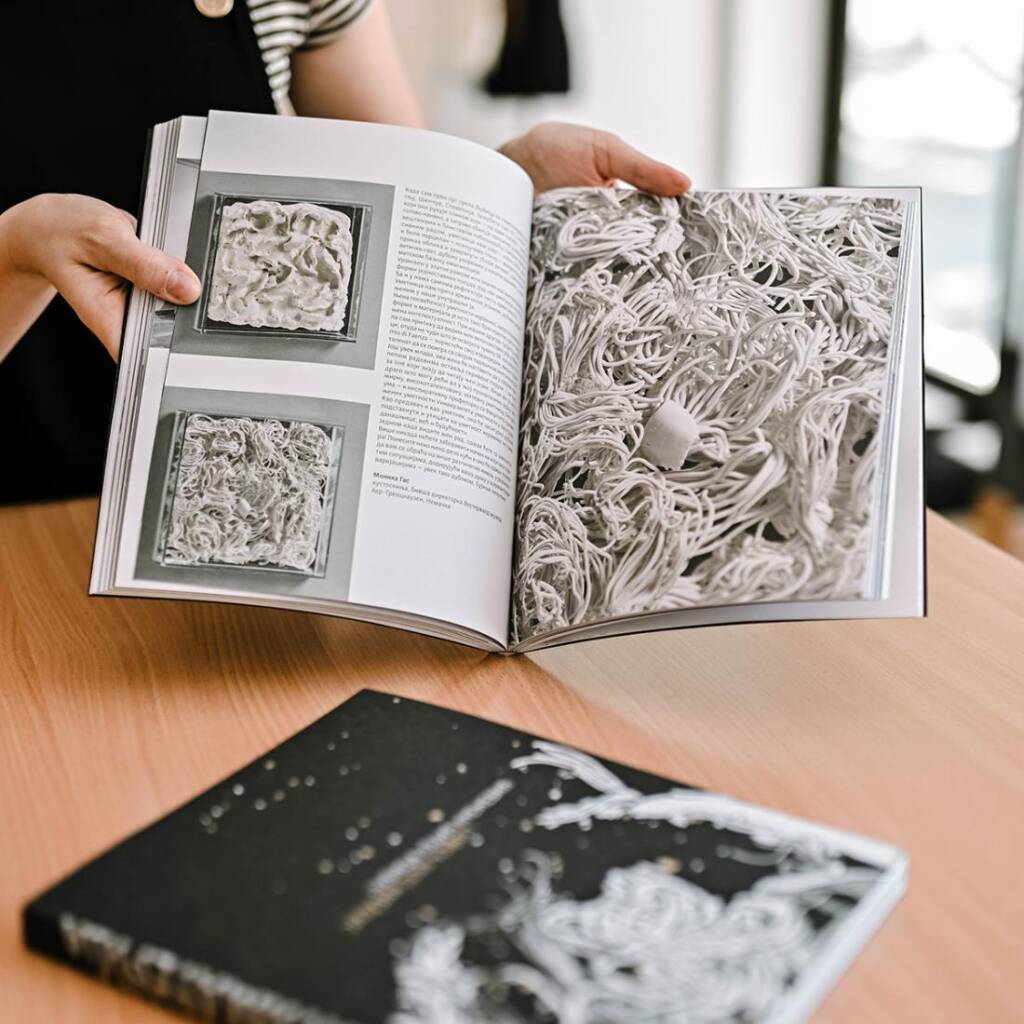 Каталог изложбе порцелана